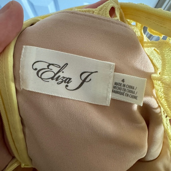 Lace dress - Picture 2 of 6